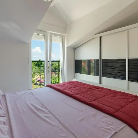 アパート Goran By Rent Istria ウマグ